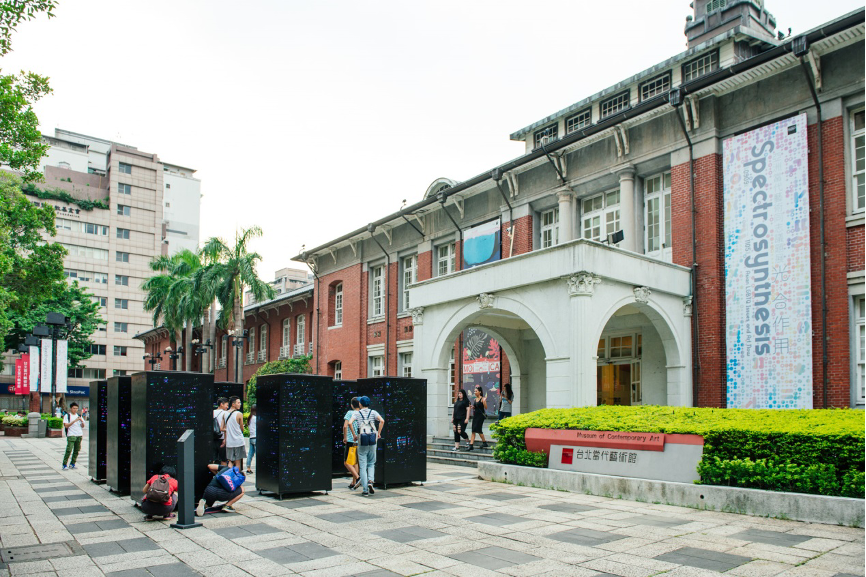 Foto dokumentasi karya “Pelangi dalam Kegelapan”. Sumber foto: Museum Seni Kontemporer Taipei (MoCA)